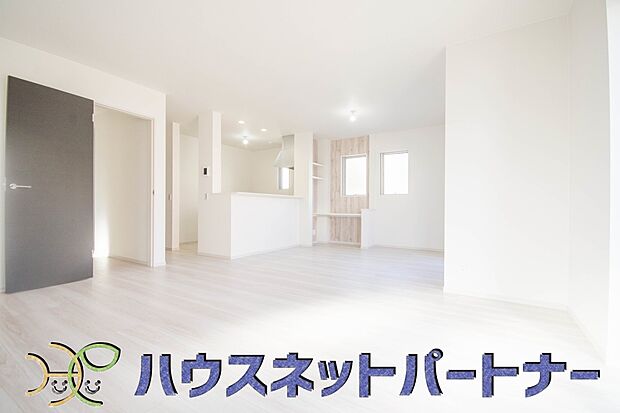 リビングは、食事スペースと寛げる場所設けてもまだ余裕の広さ。明るい光が照らしてくれます。