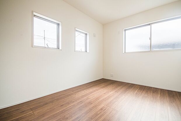 明るい窓のあるお部屋は子供部屋にぴったり。可愛い家具で素敵なお部屋に。