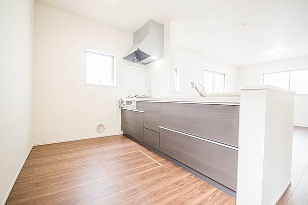 カウンターキッチンなら、リビングで遊ぶ子供の様子を見ながら料理ができるので安心です。料理を運んでもらったり、子供にお手伝いしてもらいやすいのもいいですね♪