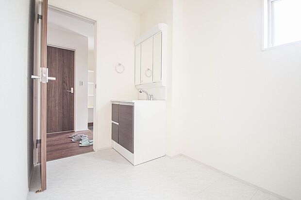 洗面室のある脱衣所は広々。脱いだお洋服をそのままお洗濯。