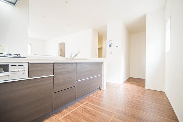 三口コンロで料理の幅を拡げてくれる使いやすいシステムキッチンを採用。洗い場も大きいので野菜や食器を洗ったりする際にも捗り、奥様の強い味方となってくれるはずです。