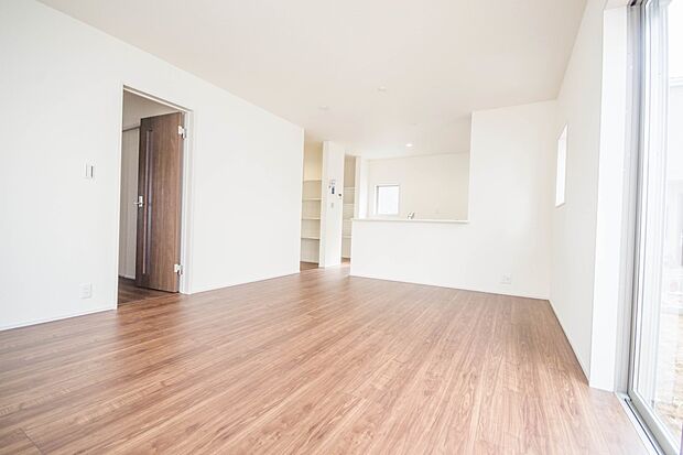 リビングは、食事スペースと寛げる場所設けてもまだ余裕の広さ。明るい光が照らしてくれます。