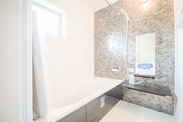 高級感溢れるカラーと大きさ・柔らかな曲線で構成された半身浴も楽しめるバスタブが心地よさをもたらします。