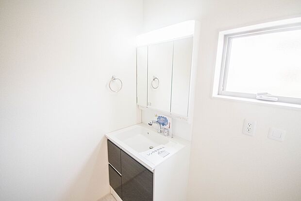 大きく見やすい三面鏡で清潔感ある洗面台は、身だしなみチェックや肌のお手入れに最適です。何かと物が増える場所だからこそ、スッキリと見映えの良い空間に拵えました。