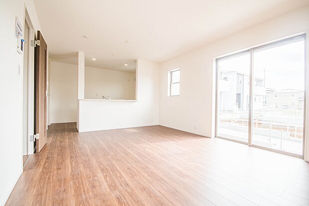 リビングは、食事スペースと寛げる場所設けてもまだ余裕の広さ。明るい光が照らしてくれます。