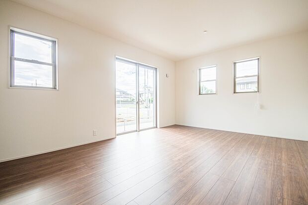 明るく開放的なダイニング。家族とのコミュニケーションが取りやすく、みんなの笑顔が溢れます