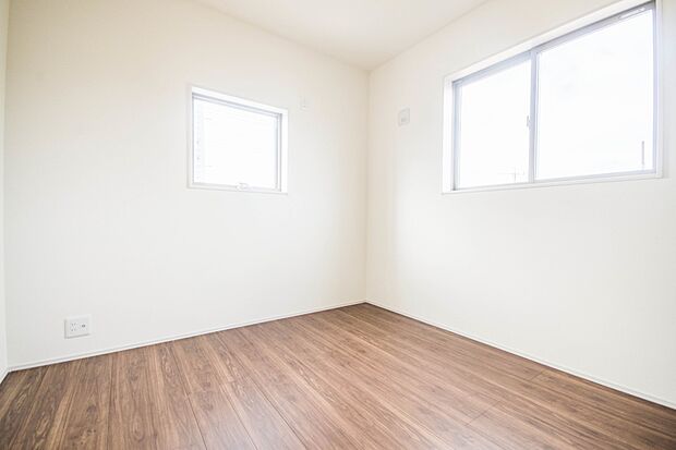 バルコニーに直接出入りできるお部屋です。ちょっと外の空気を吸いたい時や、ベランダでミニガーデニングなども楽しめそうです。