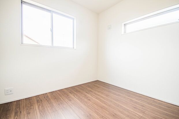 明るい窓のあるお部屋は子供部屋にぴったり。可愛い家具で素敵なお部屋に。