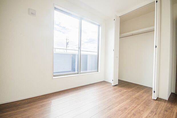 陽光が降り注ぐ明るく開放的な空間が魅力的。