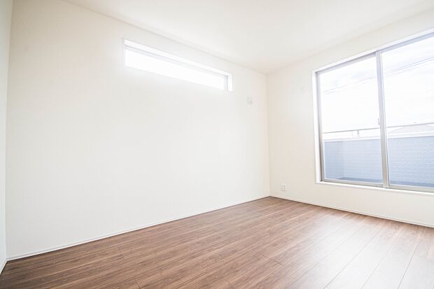 独立性を高めたお部屋。たっぷりの収納も配備しており、片付いた空間を現実出来そう。陽光も降り注ぐ明るく開放的な空間が魅力的。