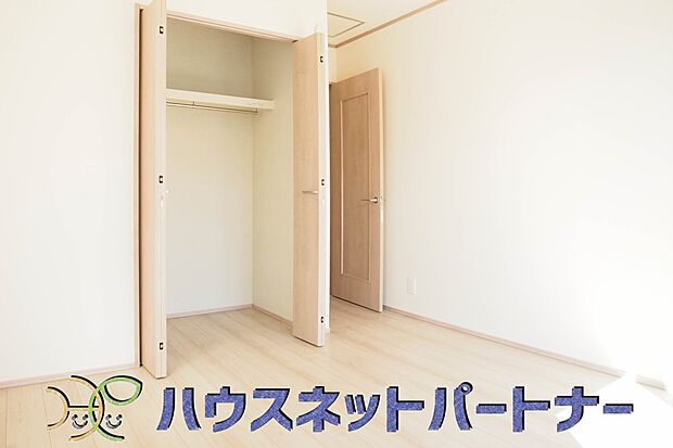 柔らかな日差しが入る洋室は落ち着いた雰囲気のお部屋です。ベッドを置いてゆったりと心も体も休まるお部屋へ。