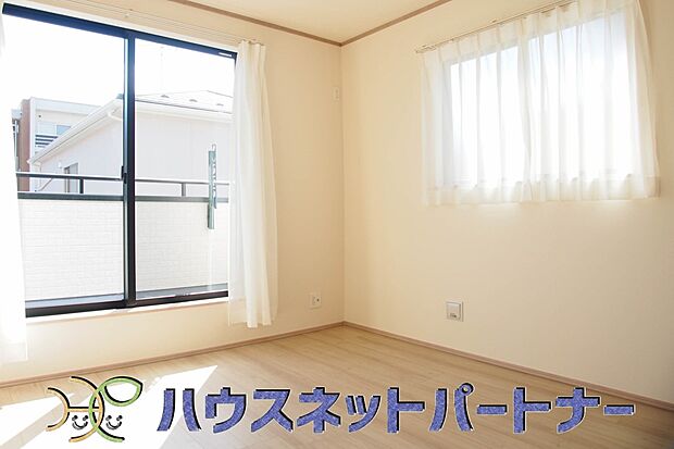 明るい窓のあるお部屋は子供部屋にぴったり。可愛い家具で素敵なお部屋に。