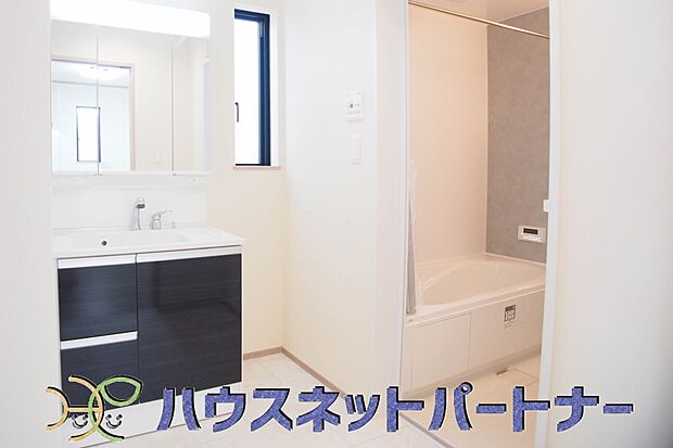 大きく見やすい三面鏡で清潔感ある洗面台は、身だしなみチェックや肌のお手入れに最適です。何かと物が増える場所だからこそ、スッキリと見映えの良い空間に拵えました。