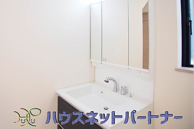 ミラーを手前に引けば、楽な姿勢で髭剃りやメイクができます。合わせ鏡にすればヘアスタイルのチェックもラクラク。洗面化粧台のミラー裏にはたっぷり入る収納スペースを設けています。