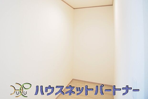 パントリー（食料庫）常温保存できるパン、お米、調味料、缶詰など、日常的に使うものや未開封の食品の収納にぴったり。棚にものを並べて収納すれば、何が足りないのかひと目で確認できます。