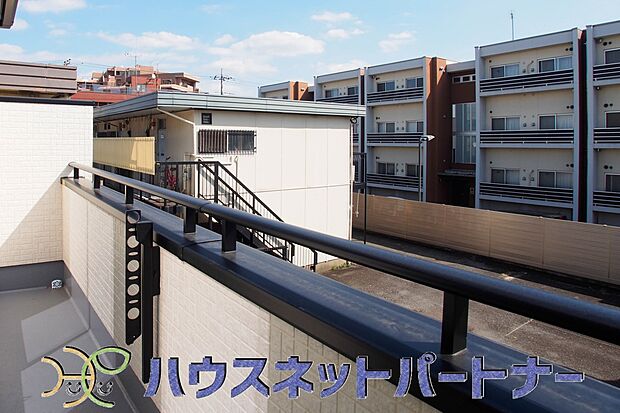 南向きバルコニーから明るい陽射しと爽やかな風がお部屋へと流れ込む、心地よい空間です。