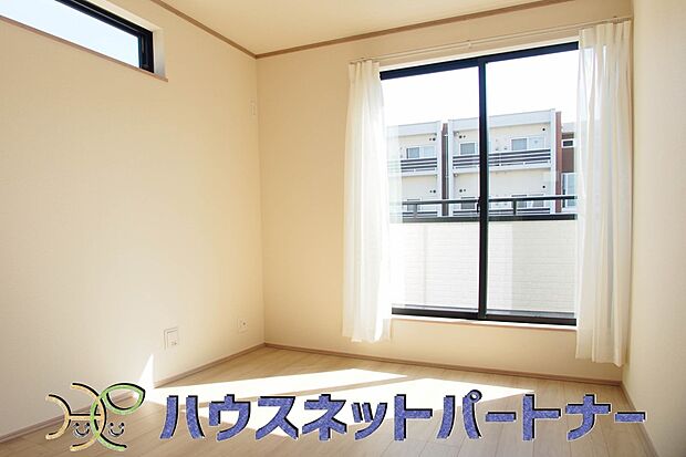 独立性を高めたお部屋。たっぷりの収納も配備しており、片付いた空間を現実出来そう。陽光も降り注ぐ明るく開放的な空間が魅力的。