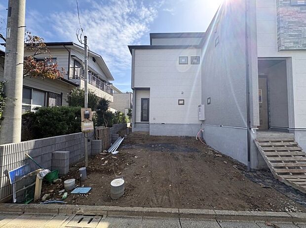 ゆったりとした駐車スペースを確保いたしましたので、大きめのお車でも駐車可能です。自転車やバイクなど、ゆとりのある敷地で置き場所に困ることはないでしょう。