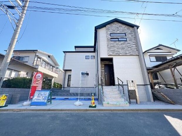 ゆったりとした駐車スペースを確保いたしましたので、大きめのお車でも駐車可能です。自転車やバイクなど、ゆとりのある敷地で置き場所に困ることはないでしょう。