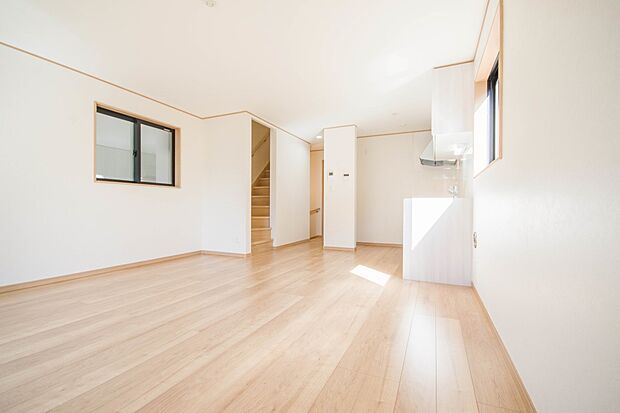 通風・採光に優れ、心地よい光と風が溢れています。 贅沢で豊かな居住性と、プライドを満たすクオリティが見事に調和した住空間。新築ならではの快適なひとときをご体感頂ける筈です。