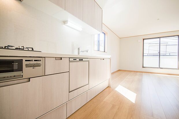 三口コンロで料理の幅を拡げてくれる使いやすいシステムキッチンを採用。洗い場も大きいので野菜や食器を洗ったりする際にも捗り、奥様の強い味方となってくれるはずです。