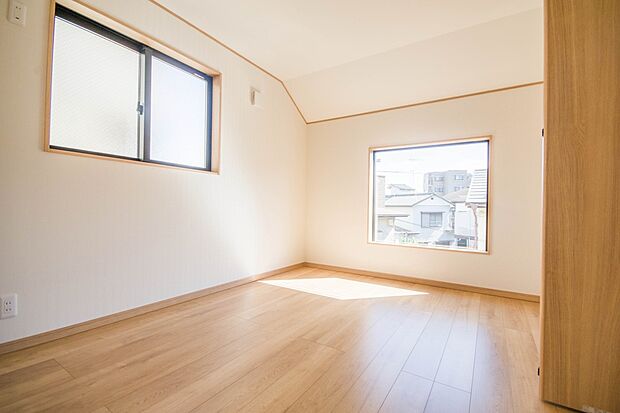 バルコニーに直接出入りできるお部屋です。ちょっと外の空気を吸いたい時や、ベランダでミニガーデニングなども楽しめそうです。