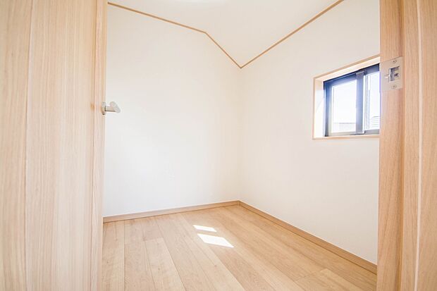 明るい窓のあるお部屋は子供部屋にぴったり。可愛い家具で素敵なお部屋に。