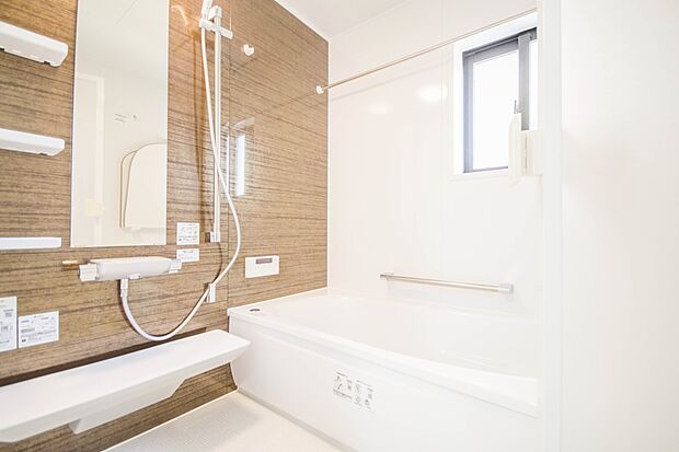 高級感溢れるカラーと大きさ・柔らかな曲線で構成された半身浴も楽しめるバスタブが心地よさをもたらします。