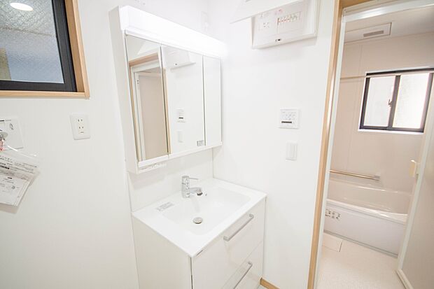 大きく見やすい三面鏡で清潔感ある洗面台は、身だしなみチェックや肌のお手入れに最適です。何かと物が増える場所だからこそ、スッキリと見映えの良い空間に拵えました。