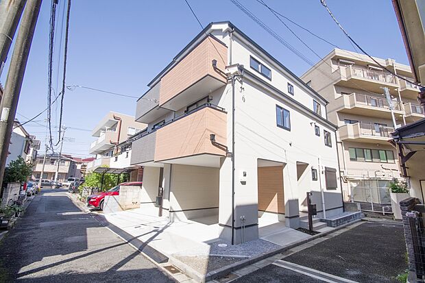 前面道路の日当たりの良い明るいお家。