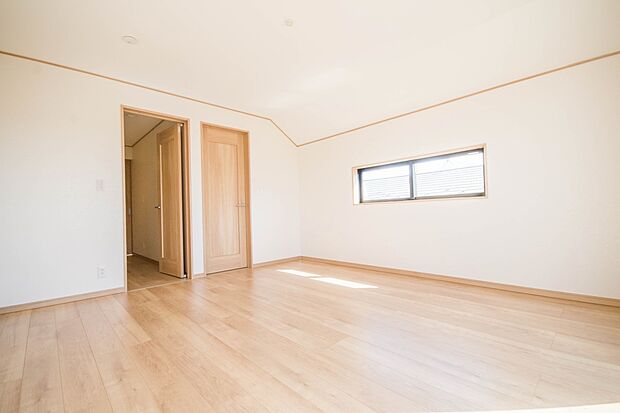 2面窓のある風通しの良いお部屋は心も体も元気にしてくれます。自分だけのお部屋作りを楽しんでみては。