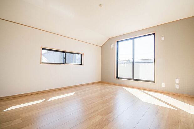 独立性を高めたお部屋。たっぷりの収納も配備しており、片付いた空間を現実出来そう。陽光も降り注ぐ明るく開放的な空間が魅力的。