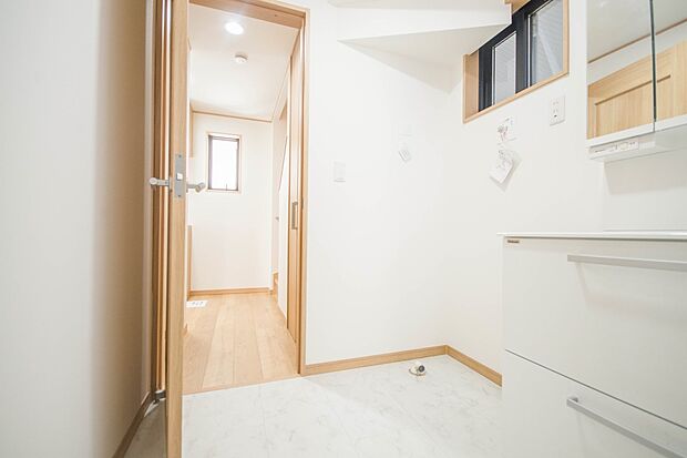 洗面室のある脱衣所は広々。脱いだお洋服をそのままお洗濯。