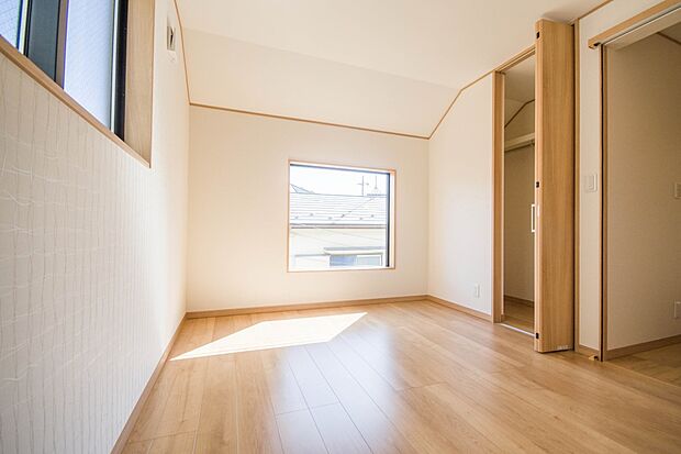 各部屋を最大限に広く使って頂ける様、全居住スペースに収納付。プライベートルームはゆったりと快適に。