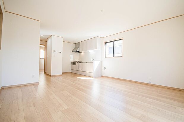 リビングは、食事スペースと寛げる場所設けてもまだ余裕の広さ。明るい光が照らしてくれます。