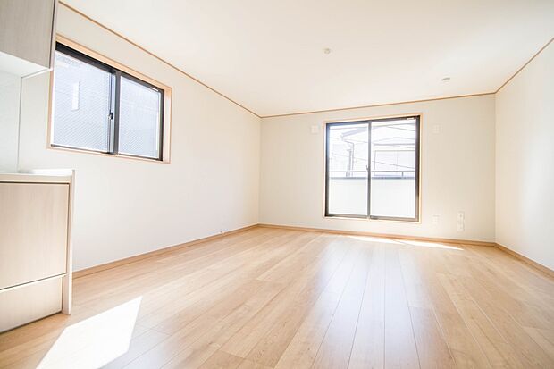 明るく開放的なダイニング。家族とのコミュニケーションが取りやすく、みんなの笑顔が溢れます