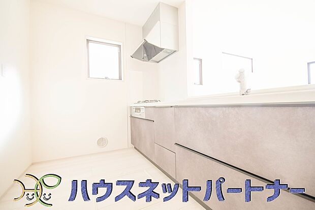 三口コンロで料理の幅を拡げてくれる使いやすいシステムキッチンを採用。洗い場も大きいので野菜や食器を洗ったりする際にも捗り、奥様の強い味方となってくれるはずです。