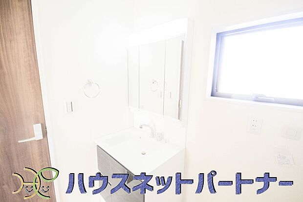 大きく見やすい三面鏡で清潔感ある洗面台は、身だしなみチェックや肌のお手入れに最適です。何かと物が増える場所だからこそ、スッキリと見映えの良い空間に拵えました。