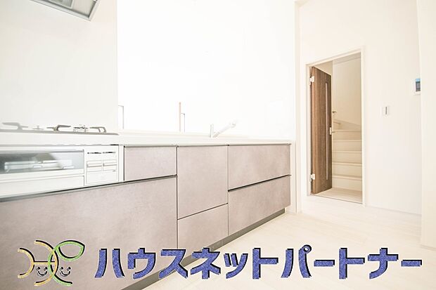 カウンターキッチンなら、リビングで遊ぶ子供の様子を見ながら料理ができるので安心です。料理を運んでもらったり、子供にお手伝いしてもらいやすいのもいいですね♪