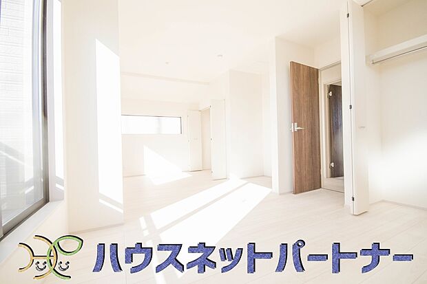 独立性を高めたお部屋。たっぷりの収納も配備しており、片付いた空間を現実出来そう。陽光も降り注ぐ明るく開放的な空間が魅力的。
