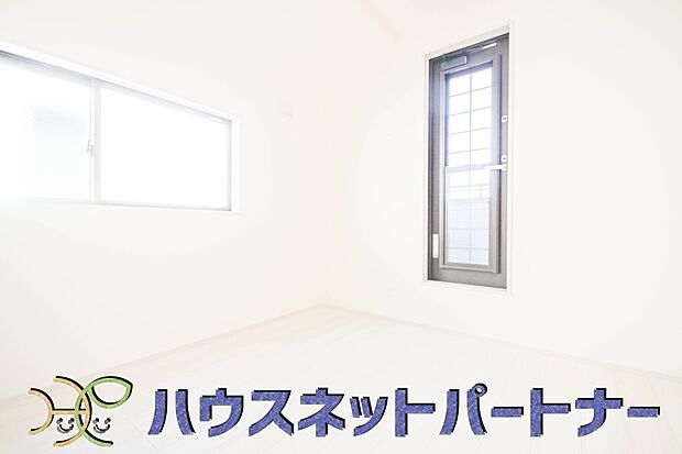 明るい窓のあるお部屋は子供部屋にぴったり。可愛い家具で素敵なお部屋に。