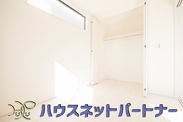 陽光が降り注ぐ明るく開放的な空間が魅力的。