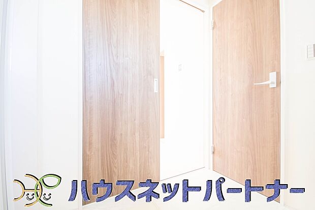 毎日使う洗濯機。しっかりと奥行きのある置き場が確保されています。