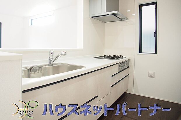 人工大理石のワークトップやシンクは、水を流しただけできれいになったように見えます。白いキッチンは明るく清潔感があり、とっても素敵です。