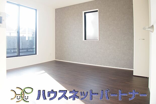 柔らかな日差しが入る洋室は落ち着いた雰囲気のお部屋です。ベッドを置いてゆったりと心も体も休まるお部屋へ。