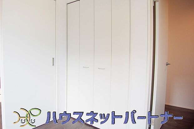 壁面クローゼットのメリットは、衣類が横一列に並ぶためひと目で洋服が選びやすいこと。衣類をたくさんお持ちの方も、限られたスペース内に無理なく収納することができます。