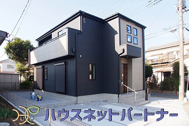 堂々たる趣ながら、主張し過ぎずどこか余裕を感じさせるシャープなフォルムで佇む邸宅は、晴天の空と照らし合わせる事で、本来あるべき完成形の姿を見せてくれます。