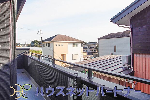 陽ざしが沢山降り注ぐバルコニー