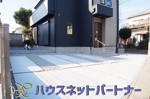 カースペース2台可。新築戸建てを購入する際、庭付きや駐車場2台付きは大変魅力的に映ります。駐車スペースが2台分あれば、夫婦それぞれ車をもっている場合や、親戚や友人などが車で来る際も安心です。