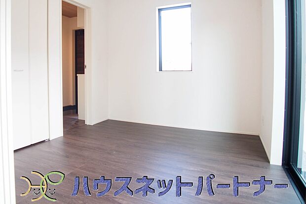 リビング併設の洋室。和室ではないので、引き戸を開ければ、違和感なく広々空間が出来上がり。